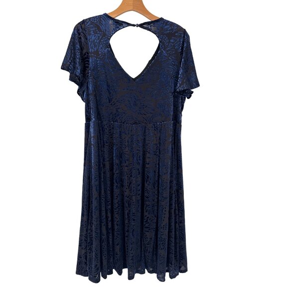 Torrid Womens dress size 1x Blue Velvet Floral  Short Sleeve Keyhole Back - Picture 5 of 6